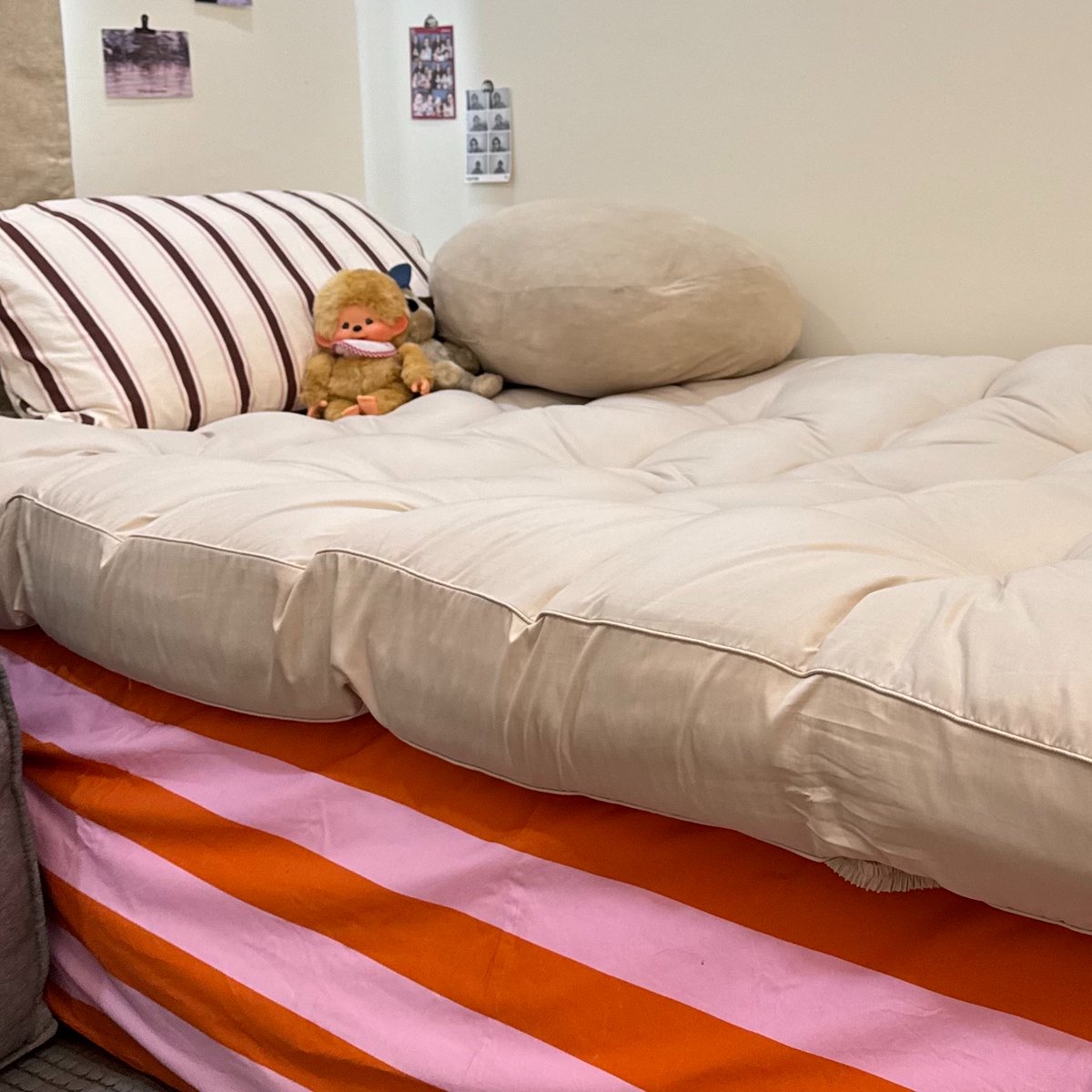 Sawarinni's tweet photo. เตียงนอน = safezone ⭐️🧸🛌  จัดห้องน่านอน เวลาอยู่บ้านคือบอกเลยว่าอารมณ์ดีขึ้น 100% ยิ่งเตียงนอนสบายยิ่งไม่อยากออกไปไหนเลย นี่ได้ topper มาใหม่จาก topper.story เป็นแบบหนา/กันไรฝุ่น ผ้าลื่นนอนสบายโคตร ห้องน่านอนขึ้นสุดๆๆๆ หลับง่ายฝันดีมั่กๆ 🧺🦕💘 https://t.co/gEEn8aFZ6z