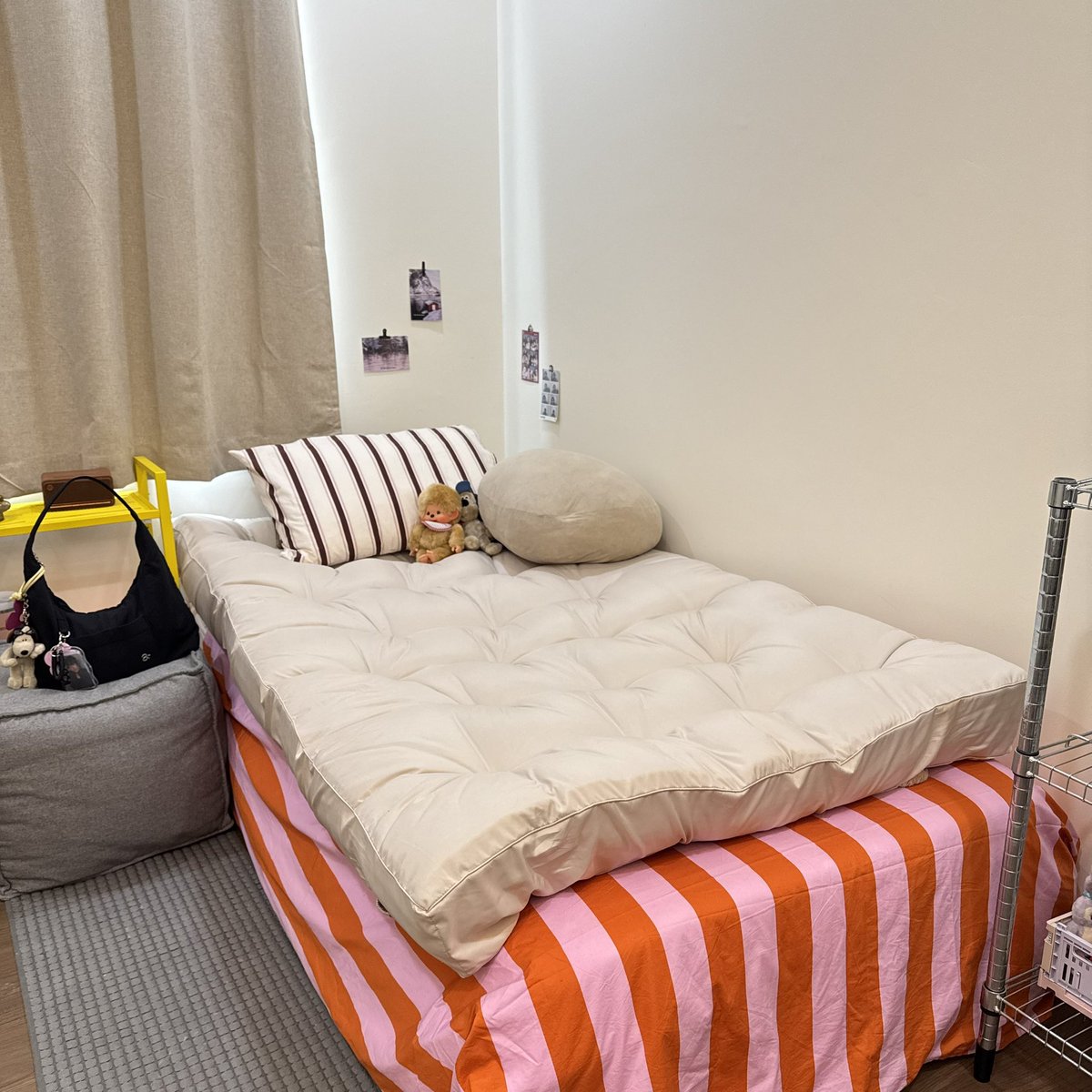 Sawarinni's tweet photo. เตียงนอน = safezone ⭐️🧸🛌  จัดห้องน่านอน เวลาอยู่บ้านคือบอกเลยว่าอารมณ์ดีขึ้น 100% ยิ่งเตียงนอนสบายยิ่งไม่อยากออกไปไหนเลย นี่ได้ topper มาใหม่จาก topper.story เป็นแบบหนา/กันไรฝุ่น ผ้าลื่นนอนสบายโคตร ห้องน่านอนขึ้นสุดๆๆๆ หลับง่ายฝันดีมั่กๆ 🧺🦕💘 https://t.co/gEEn8aFZ6z
