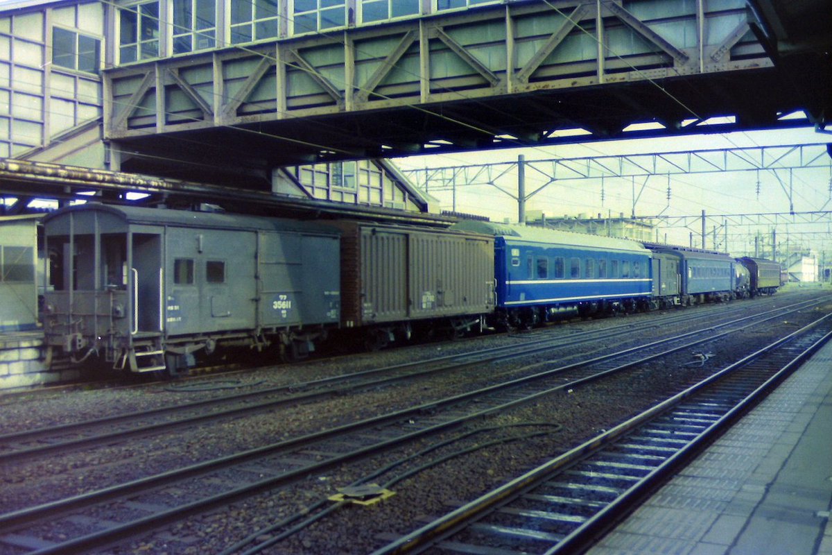 TrainTimesCIC's tweet photo. 【衝撃の光景】
昭和56年8月に秋田駅で撮った回送列車。
6403列車『おが』から降りてふらっと見回すと驚愕にして衝撃の光景!
当時国鉄上野駅勤務2年目でしたが..そりゃ自連+制動管が共通なら出来るちゃ出来る理屈ですが、これを超える衝撃はそうそうございません(笑)
#珍連結の列車をしれっとさらそう https://t.co/lq6CiOILRq