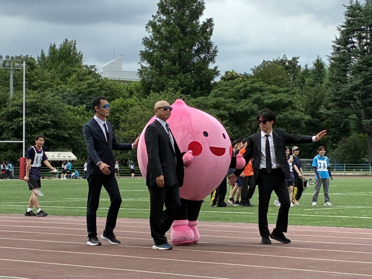 officialzelkova's tweet photo. 昨日と本日、第66回 学内運動競技大会が行われています！

先程行われたユニフォームリレーパフォーマンス部門では各団体ユニークな走りを見せてグラウンドを湧かせてくれました！

この後も学内運動会は続きます！
まだまだ盛り上がっていきましょう！

#成蹊大学 https://t.co/K3NbzmZwym