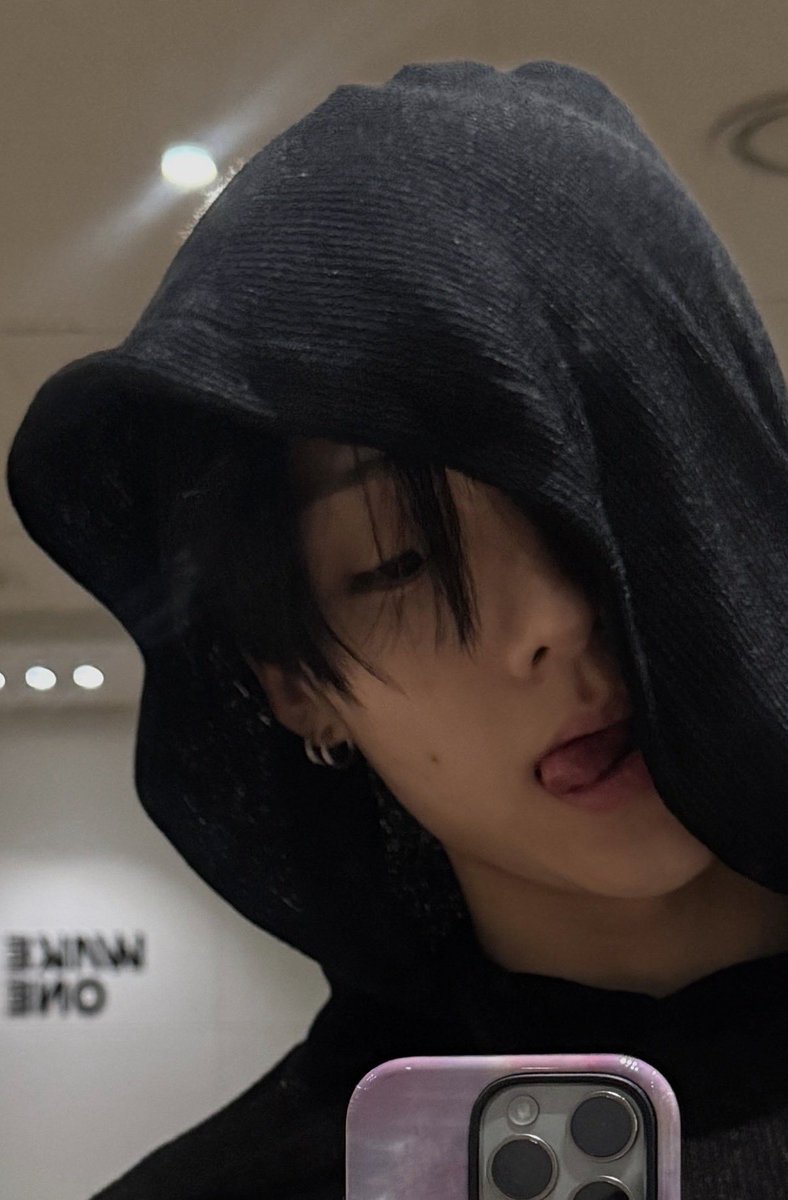 wonyangiful's tweet photo. IS IT THE LIGHTING OR IS SANGWON BACK TO BLACK HAIR????? https://t.co/sOUWkwwbK6