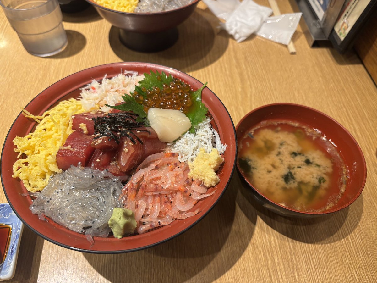 yukko178's tweet photo. 海鮮どーん🐟🦐
#沼津港 https://t.co/QkKPkf1XGf