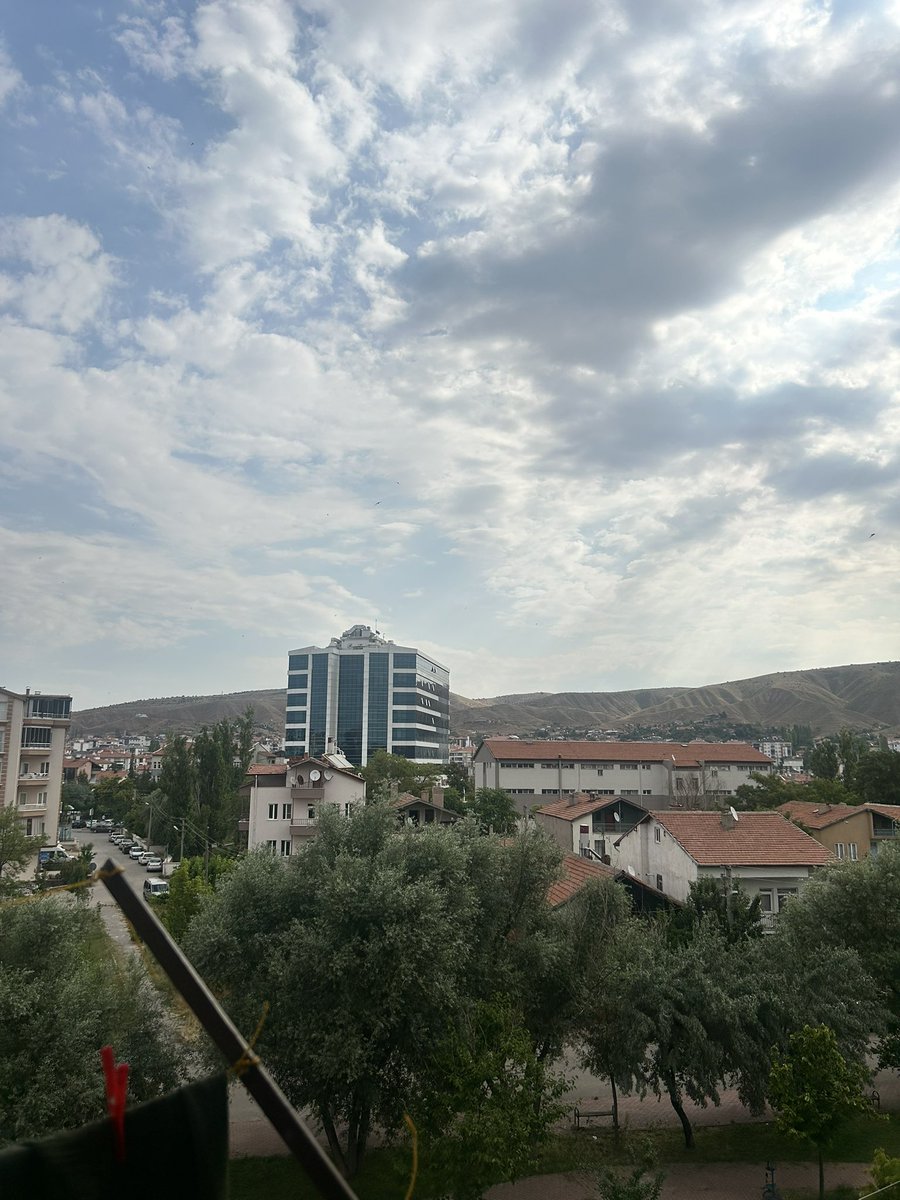 Meriijeynn's tweet photo. sabahın 8i oğlumun beni uyutmadığı bir gün daha 😵‍💫 https://t.co/20fEdf2jzX