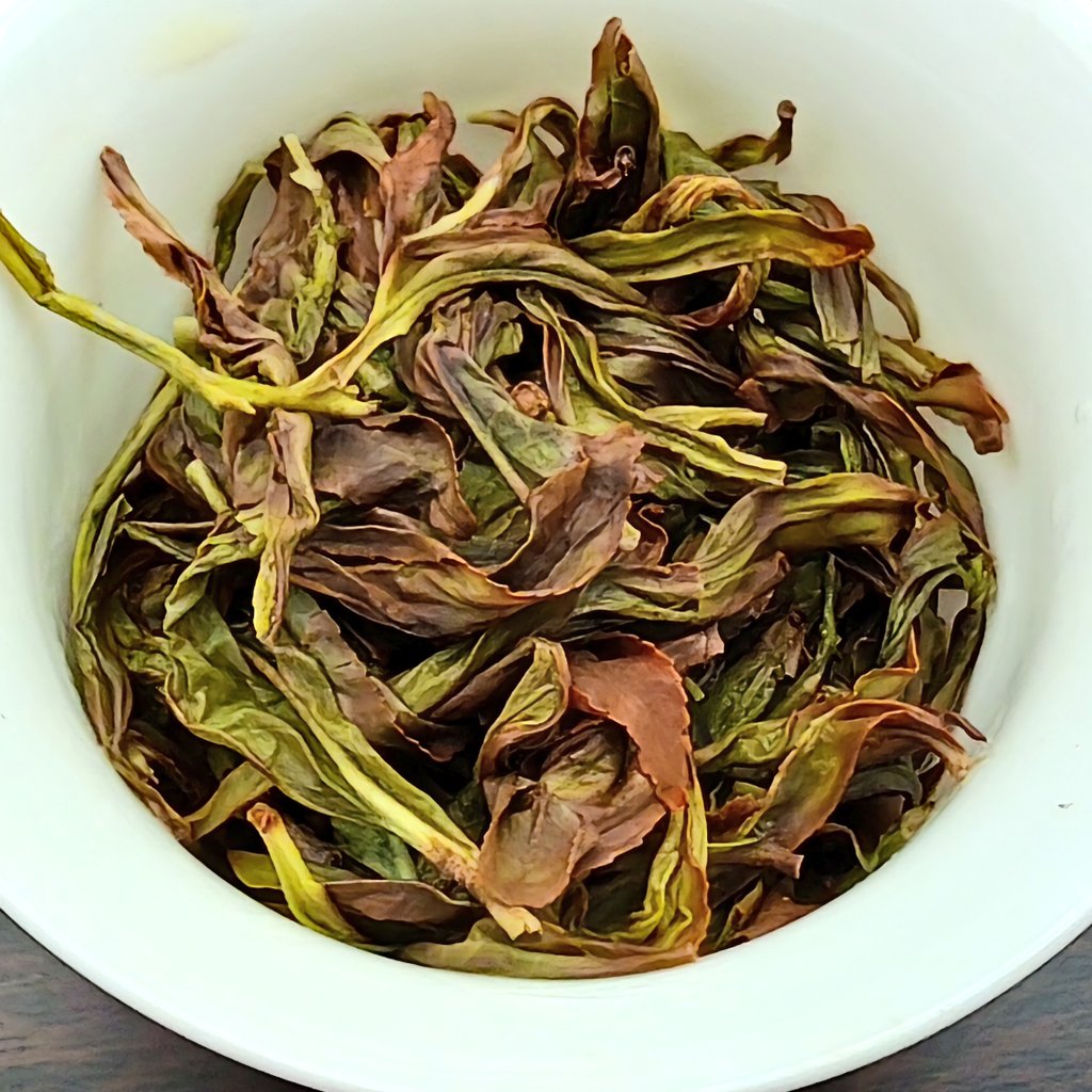 teahpns's tweet photo. 老叢蜜蘭香の荒茶
とがった花系の香りが強すぎてこの状態だと下品と言われるくらい
ただし好きな人も多そう
焙煎でイヤな部分を飛ばして魅力的な香りにして、味わいをすっきりさせます
#鳳凰単叢 #中国茶 https://t.co/mTxuIFflN1