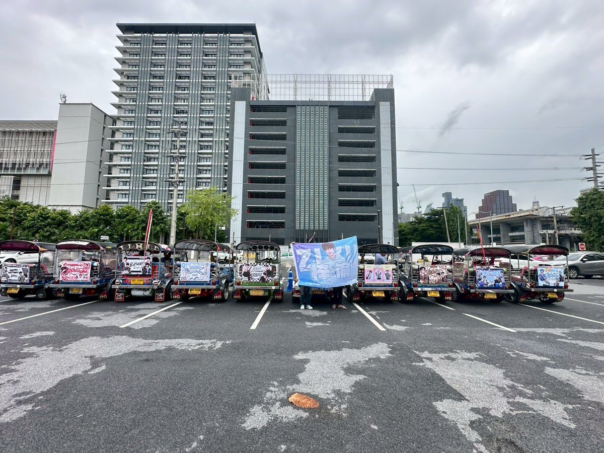 ziyugang_09's tweet photo. บึ้นๆ 💨 รถ TukTuk ออกซิ่งแล้วค่าบ ใครเจอวิ่งผ่านถ่ายรูปมาอวดกันได้นะคะ 

🛺 เส้นทางหลักที่รถจะวิ่ง
📍 จุฬาฯ
📍 มาบุญครอง (MBK Center)
📍 สามย่าน
📍 สยามเซ็นเตอร์ / สยามดิสคัฟเวอรี่
📍 ประตูน้ำ – เยาวราช
📍 หัวลำโพง – สีลม

#ZIYU #梓渝 https://t.co/6PfvBTIXaY