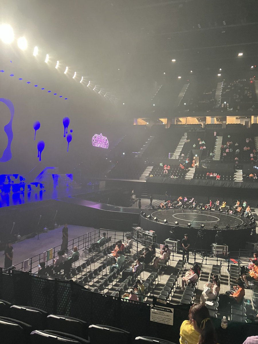 mm_ee216's tweet photo. こうべ！！！2階席やった😭😭💘やばいおもてたより近くて嬉しい😭⚡️⚡️雨めっちゃ降ってて萎えてたけどほんとにうれしいᴗ  ̫ ᴗ☔️❤️  #FRUITSZIPPER https://t.co/ahpWV3G74E