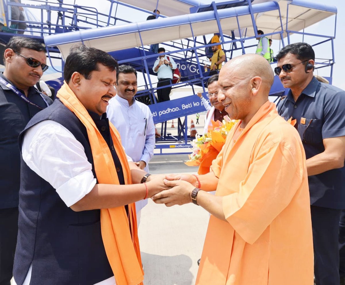 myogiadityanath's tweet photo. प्रभु श्री राम एवं लीलाधारी भगवान श्रीकृष्ण के चरणरज से पावन हुई संस्कृति, संस्कार और सृजन की साधना स्थली उत्तर प्रदेश में @BJP4India के माननीय राष्ट्रीय अध्यक्ष श्री @NitinNabin जी का हार्दिक स्वागत एवं अभिनंदन। https://t.co/JrgqevkQIz