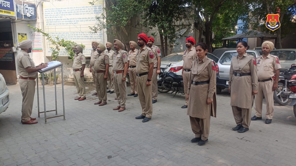 MuktsarPolice's tweet photo. Morning Roll-Call in Police Stations was conducted by SHOs in District Sri Muktsar Sahib. In this,SHOs inspected uniforms of the Police Personnel,briefed them about day’s tasks & issued necessary instructions to maintain law and order situation. #ForceIsFamily #LetsBringTheChange https://t.co/I5mCvdLU9L