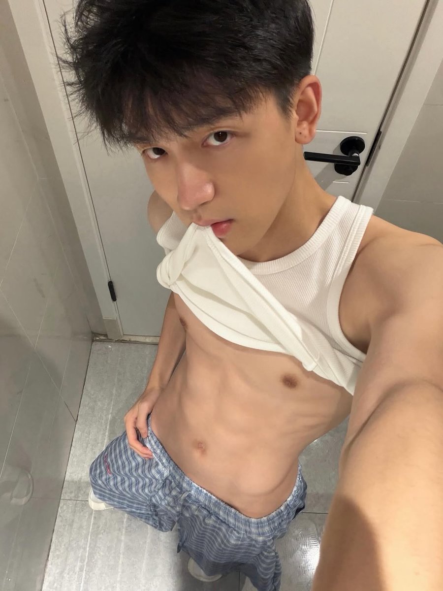 kcloud_hk's tweet photo. 清冷软颜少年，安静望向镜头的瞬间。
比起千篇一律的亮眼颜值，这份疏离干净的淡颜，格外动人
#宽肩窄腰 #少年感 #腹肌 https://t.co/E5siZbqfGj