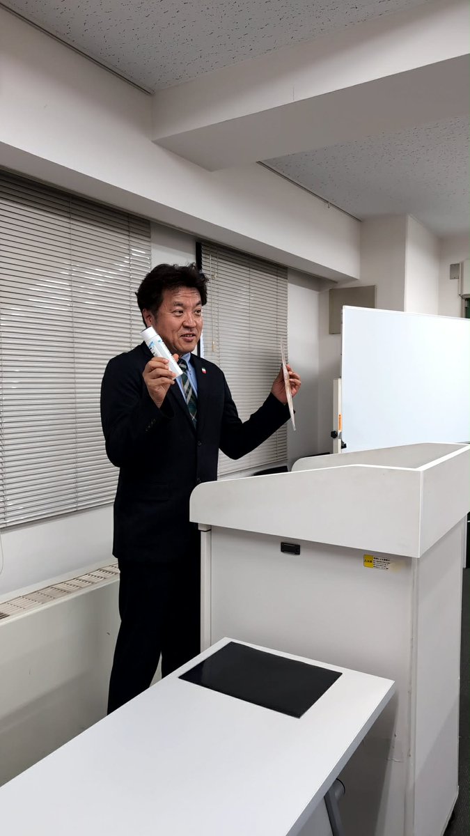 Humour_Takeshi's tweet photo. 温泉ソムリエセミナーｉｎ神戸（三宮）🎵神戸三宮（こうべさんのみや）会場、大盛況！遠間家元、金井師範、ありがとうございます！清水武も応援！！会場の印象は、年齢層が若い方の参加が多い！もちろん年齢層は幅広いのですが！温泉に結構、行ってる方が多いことも、わかりました。一生懸命、学ぼうとしているのが、表情やうなづき、メモの取り方から伝わってきます。

温泉ソムリエに認定されている方の数は日本全国で３万５０００人！すごい！

神戸には、有馬温泉はじめ、たくさんの温泉施設があります。
神戸空港の国際化が進み、２０２５年は過去最高４１７万人（国際線含む）、２０３０年には国際定期便就航で年間７００万人の旅客数の予測。
神戸三宮は中心市街地の再開発計画が進んでいます。
西日本最大のバスターミナルもできる予定。

温泉、神戸（日本の色んな街）、観光、美と健康、芸術、温泉ソムリエ、これらの掛け算で、
それぞれが、さらに盛り上がっていくといいなぁ！

＃温泉ソムリエ
＃遠間和広
＃金井茂幸
＃神戸
＃神戸三宮
＃神戸空港
＃旅するエンタメ
＃湯ーモアグループ