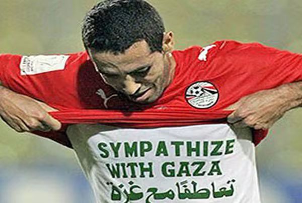 kamelll95's tweet photo. في يناير 2008 أحتفل لاعب منتخب مصر اللاعب الكبير محمد أبو تريكة بتيشرت مكتوب عليه تعاطفاً مع غزة أي قبل 18 عام في وقت كان القليل فقط من يعرف غزة ويتعاطف معها ... https://t.co/MkW2EgEv8D