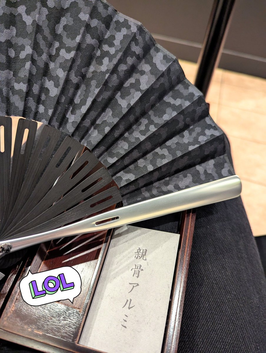 E0_224's tweet photo. 夏なのに扇子をなくしたっぽくて安物なのでいいのですけど、せっかく京都に来たので白竹堂さんで扇子を買いました。親骨がアルミで格好いいぞ。 https://t.co/52edMjEw87