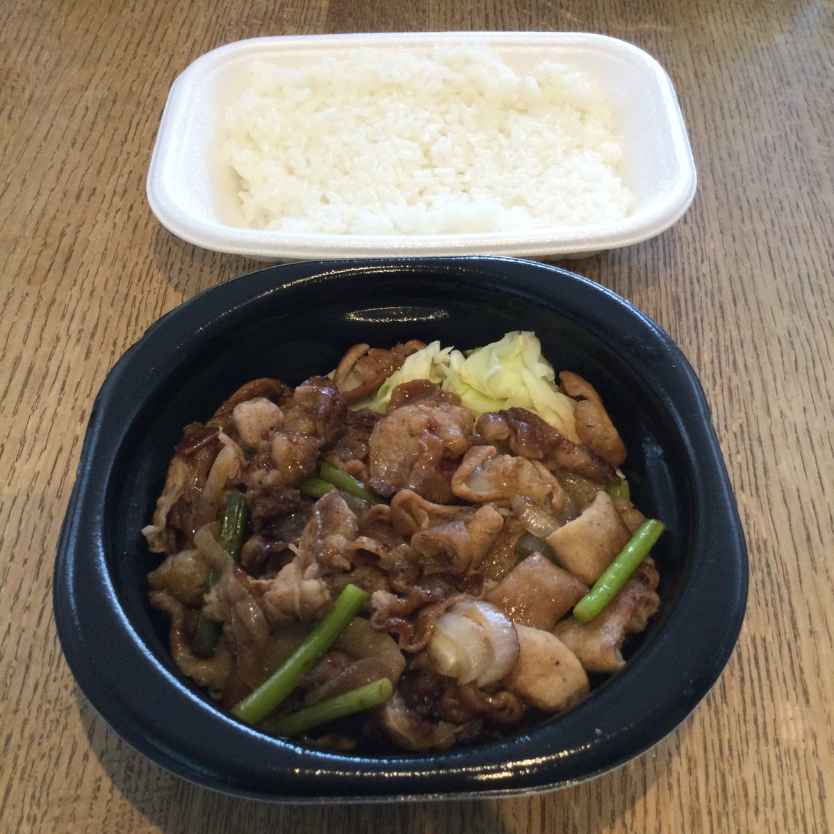 kochan_snkr's tweet photo. 今日の昼頃、#ほっともっと で買って #昼食 に家で食べた #倍盛 #牛カルビ＆#ホルモン #弁当（#肉2倍）。 https://t.co/P4W9Rhbkk7