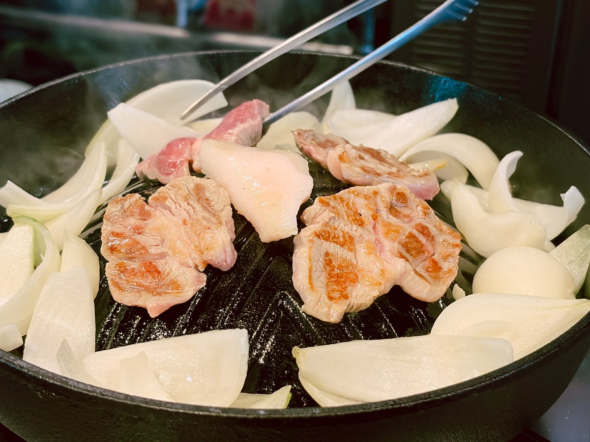nanae_hs's tweet photo. 無事に長万部→札幌まで到着🚗
ランチはジンギスカン屋さんで。
ほんと新鮮で臭みがないし、すごく美味しい😋とくに昆布〆のラム肉をお塩で食べるのが新鮮でした！

#これがジンギスカン
#札幌
#すすきの https://t.co/FiY0PHr5NL