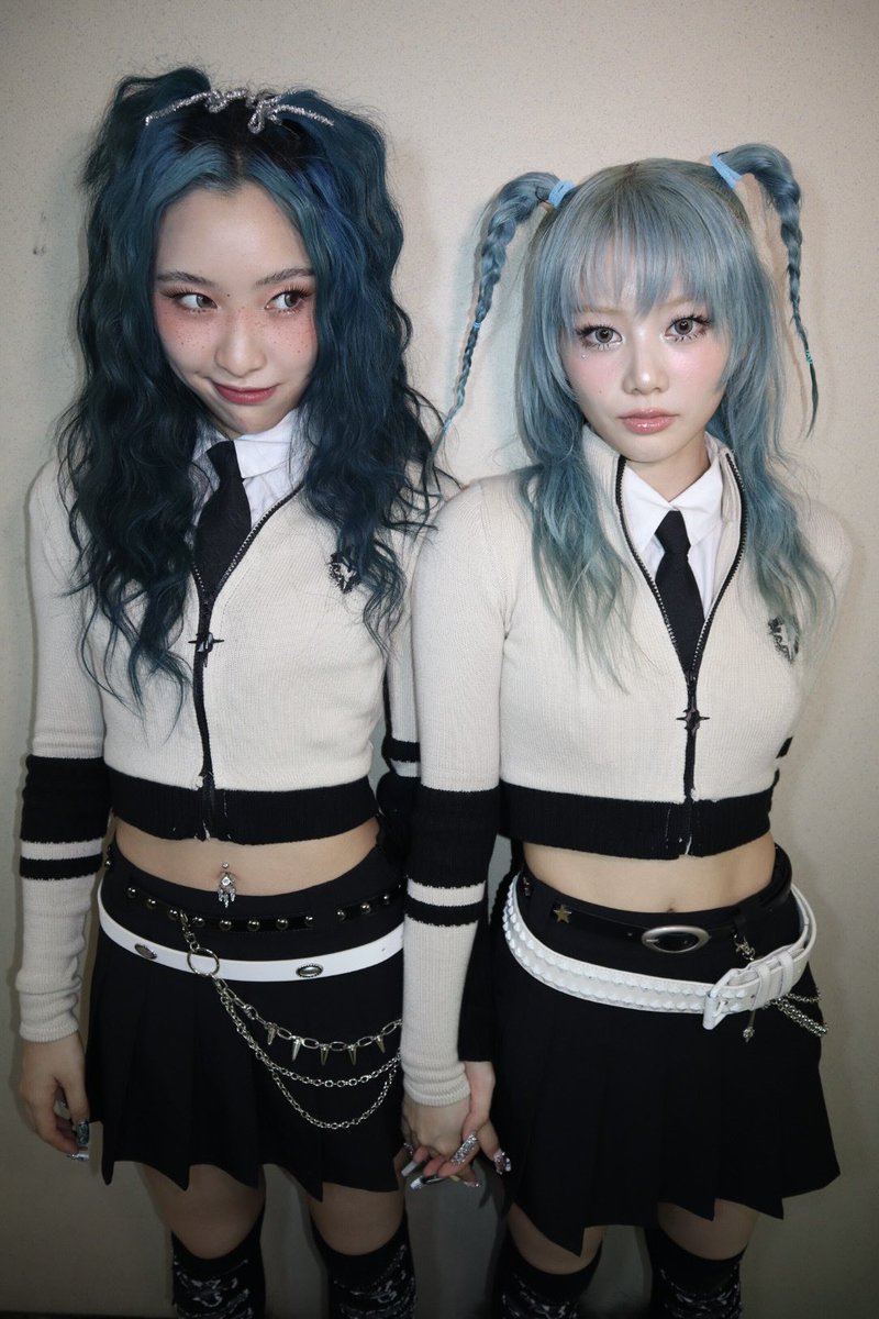 henphaz's tweet photo. 자기전에 이날 사진 보고잤는데
내가 마야 쫓아다니면서 넌 파란머리가 최고라고
파란머리 너무좋다고  드랍더앨범마냥 외치는꿈꿈 ㅜㅜ
꿈에선 진지했는데 깨고 생각하니까 웃기네
근데진짜 좋긴해 https://t.co/w9iCV6qGZ8