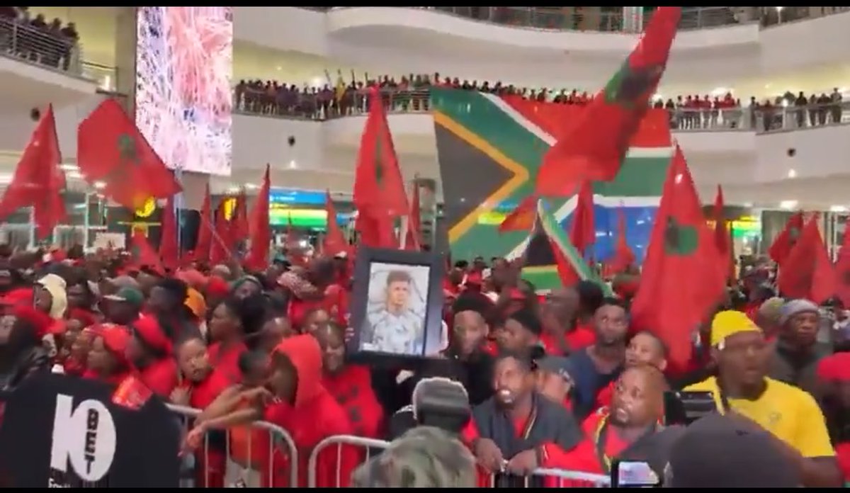 LeviKriel's tweet photo. @GaytonMcK @MpeshLagesh Tebogo did nothing wrong, him saying he sees the EFF supporters was not a lie, and it was not a political statement, its just some few bitter witches and jealous politicians who want to make it seem like he said people must vote EFF. https://t.co/cBaIohYn5D