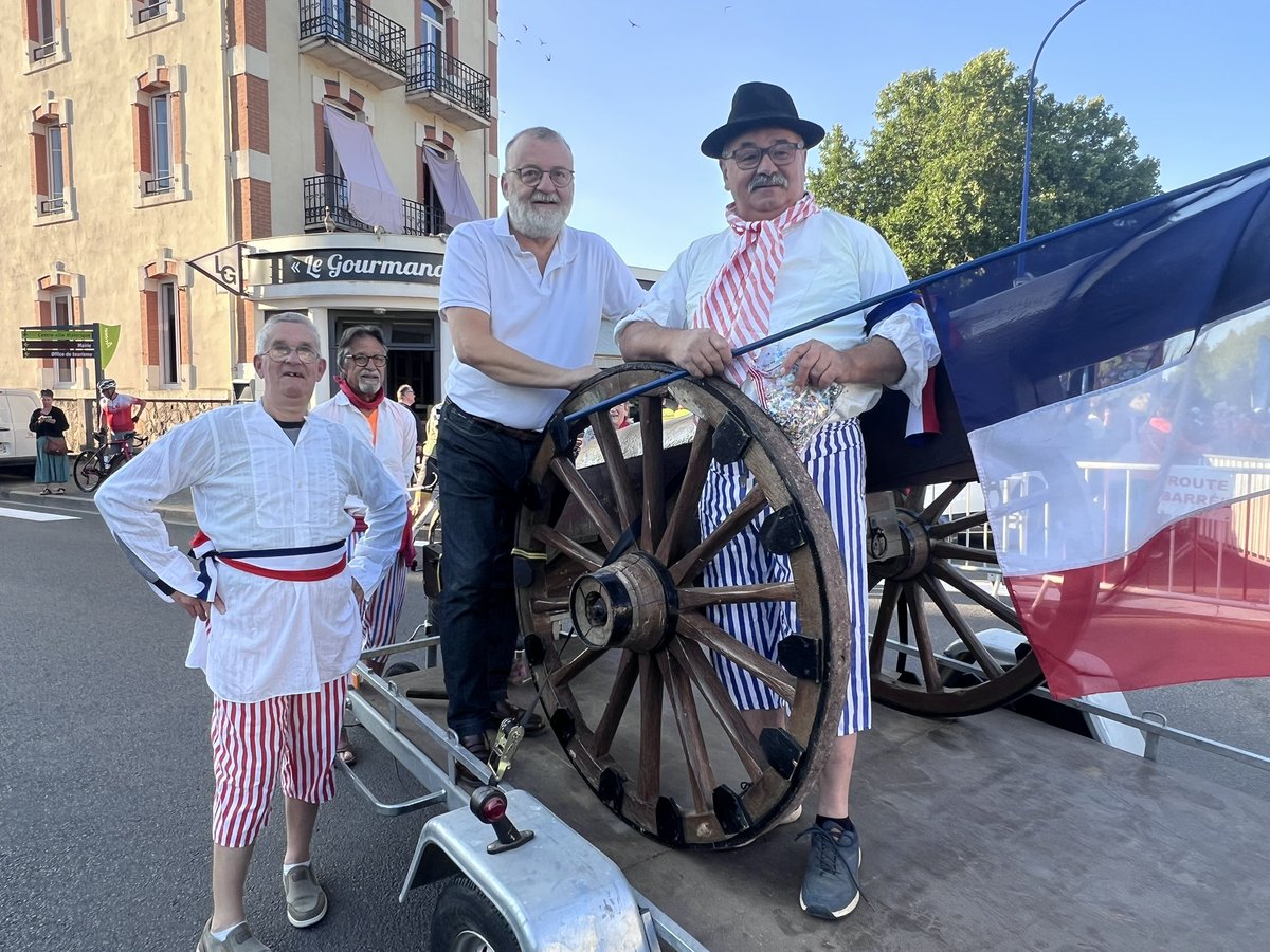 michel_sauvade's tweet photo. Cyclo les copains à Ambert ce matin : la région @auvergnerhalpes et le @Departement63 côte à côte à quelques minutes du départ. https://t.co/nE1xPI11Bq