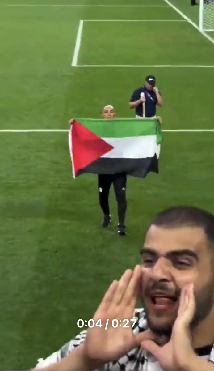 MisssFreedom's tweet photo. L’Egitto non ha accolto neppure un palestinese durante la guerra e le immagini dei muri di respingimento creati al confine di Gaza hanno fatto il giro del mondo.
Però bella comunque la scena dell’allenatore con la bandiera palestinese e le urla “free free free Palestine”. https://t.co/n52fbFrKmr