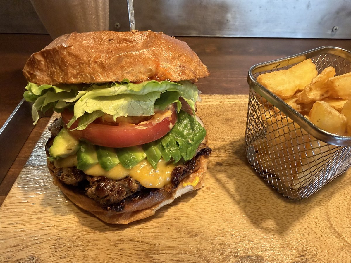 tetsumei11's tweet photo. 今日のお昼はハンバーガーとシェイク🍔🥤
めっちゃ美味しかった！😋 https://t.co/cON8qMuZ7g