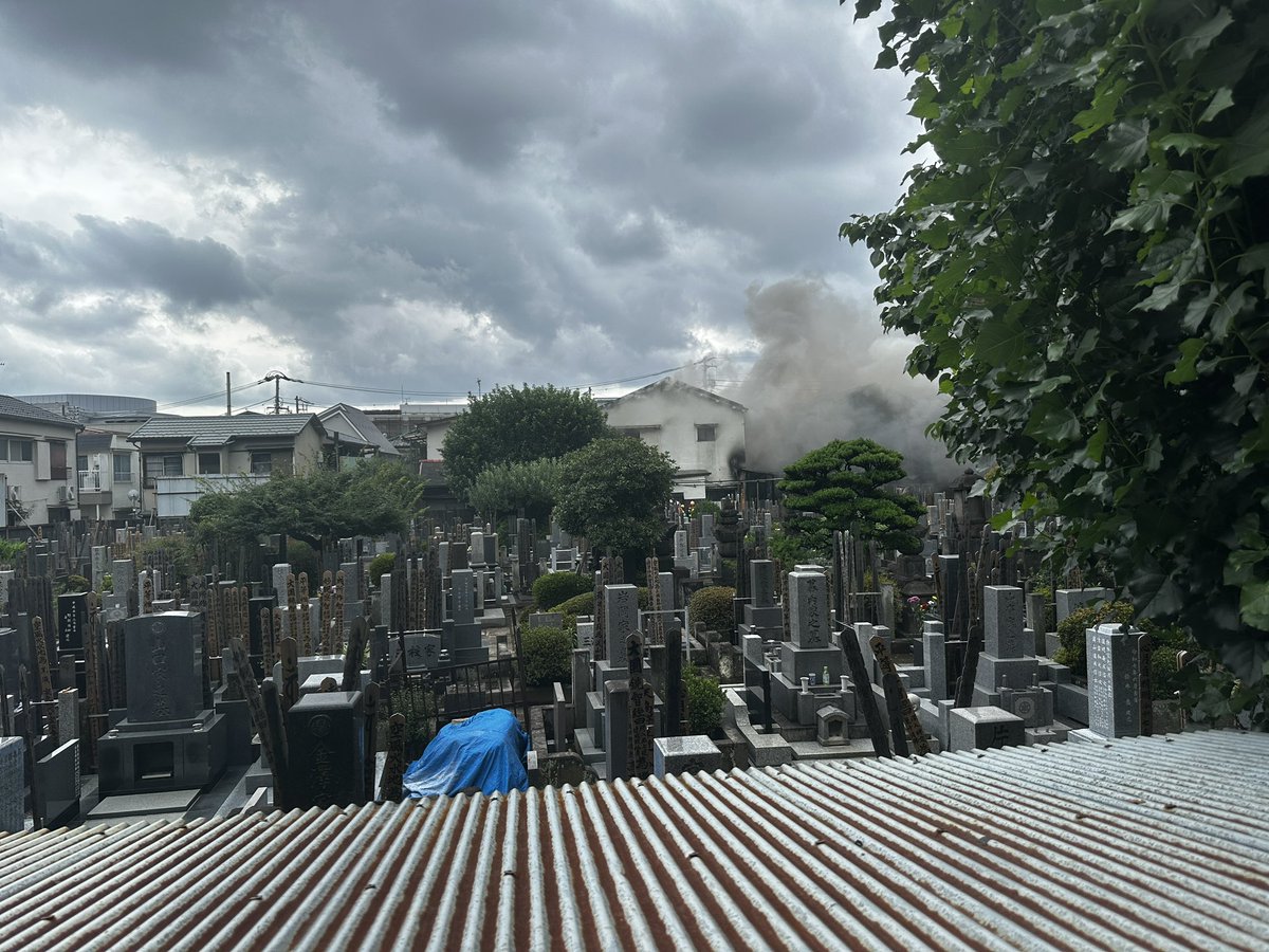 dloyZ252GrE6TIX's tweet photo. 中野区本町2丁目
成願寺の隣で火災発生
鎮火に向かってます https://t.co/8f49URPgRW