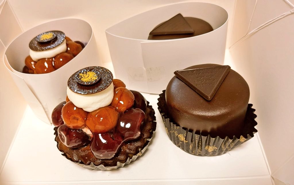 Cromren's tweet photo. 構成要素だけピックすると同じなんですけど、チョコレートの質が違いすぎる https://t.co/hTHZPD3yOE