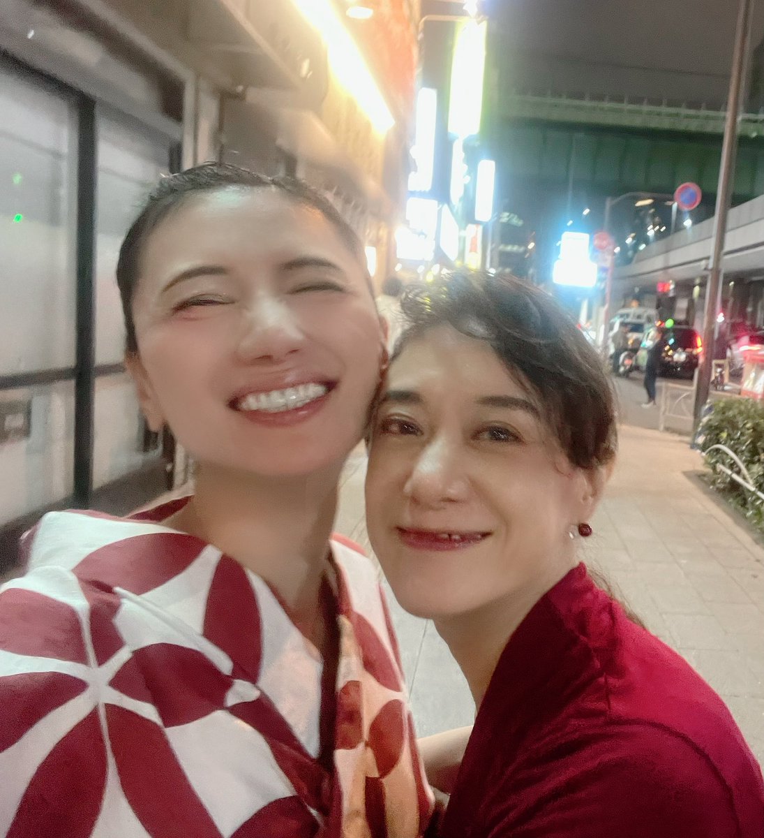 reonayamazaki's tweet photo. 6月末おばドルライブ打ち上げに便乗してBirthdayしてもらいました😃🍷いつものメンバー安定に笑い過ぎて顔が痛かったです😌毎年ながら誕生日過ぎると気付けば年末💦
光陰矢の如し🏃‍♀️下半期もがんばろう🙌 https://t.co/QXsegCppVo