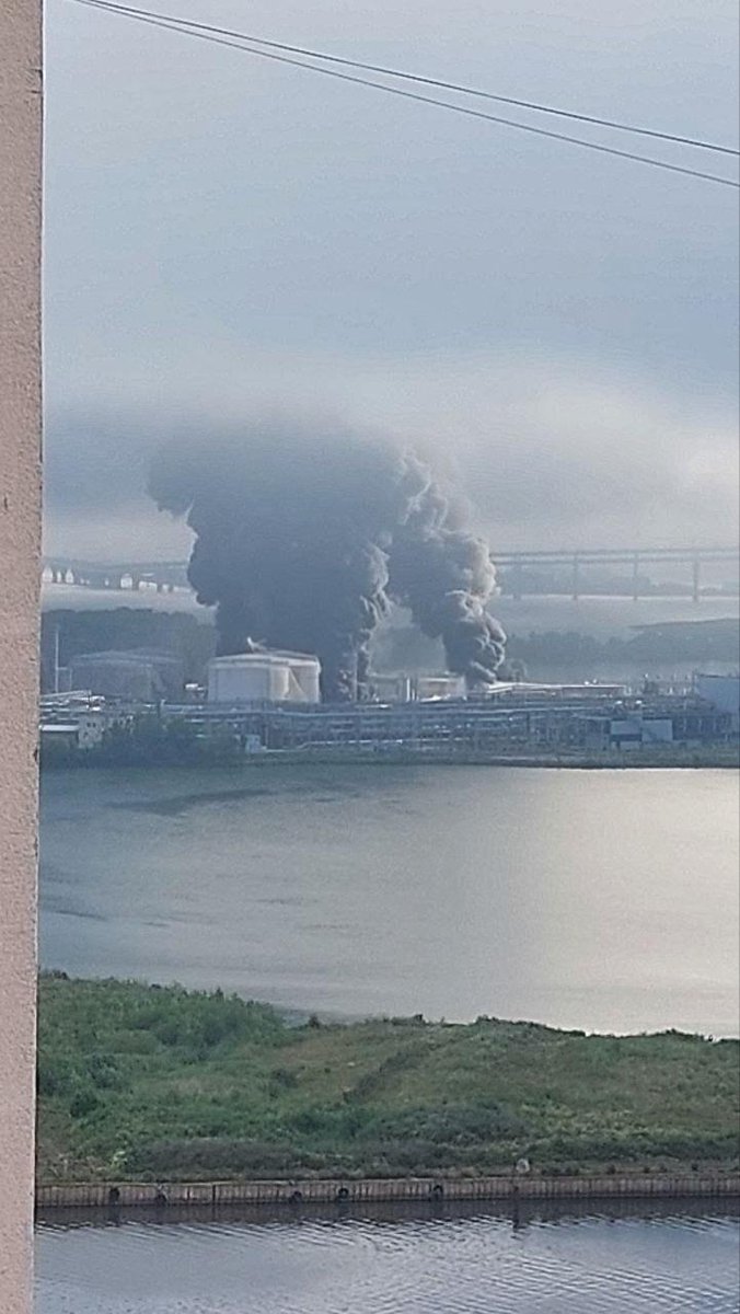 Gerashchenko_en's tweet photo. St Petersburg oil terminal and Vysotsk port in Leningrad region of Russia are burning after drone attacks. 

Primorsk port in the same region has likely been attacked, as well.

Pulkovo airport has been closed down for some time now, so 37 flights have been delayed, and 11 more canceled.