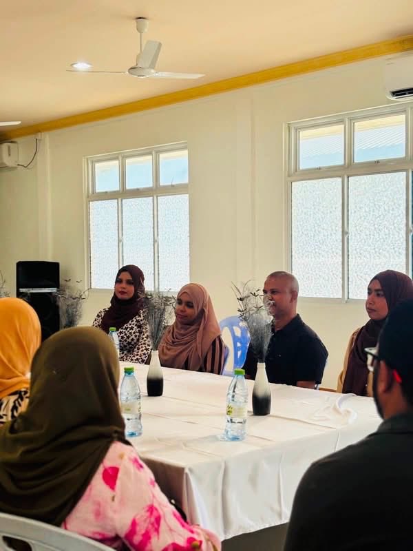 MoDLCH's tweet photo. ވުޒާރާގެ ފަރާތުން  ހއ އަތޮޅަށް ކުރާ ދަތުރުގައި އެ އަތޮޅު ތަކަންދޫގެ ކައުންސިލާ ބައްދަލުކުރުން. 

މި ބައްދަލުވުމުގައި އެރަށުގައި ކުރިއަށްދާ މަޝްރޫޢުތަކާއި ތަރިކަ ރައްކާތެރިކުރުމުގެ ދާއިރާއިން ކުރިއަށްދާ މަސައްކަތްތަކުގެ އަދާހަމަ ވަޒީރު ވަނީ އޮޅުންފިލުއްވާފައި. 

ފޮޓޯ: ތަކަންދޫ ކައުންސިލް