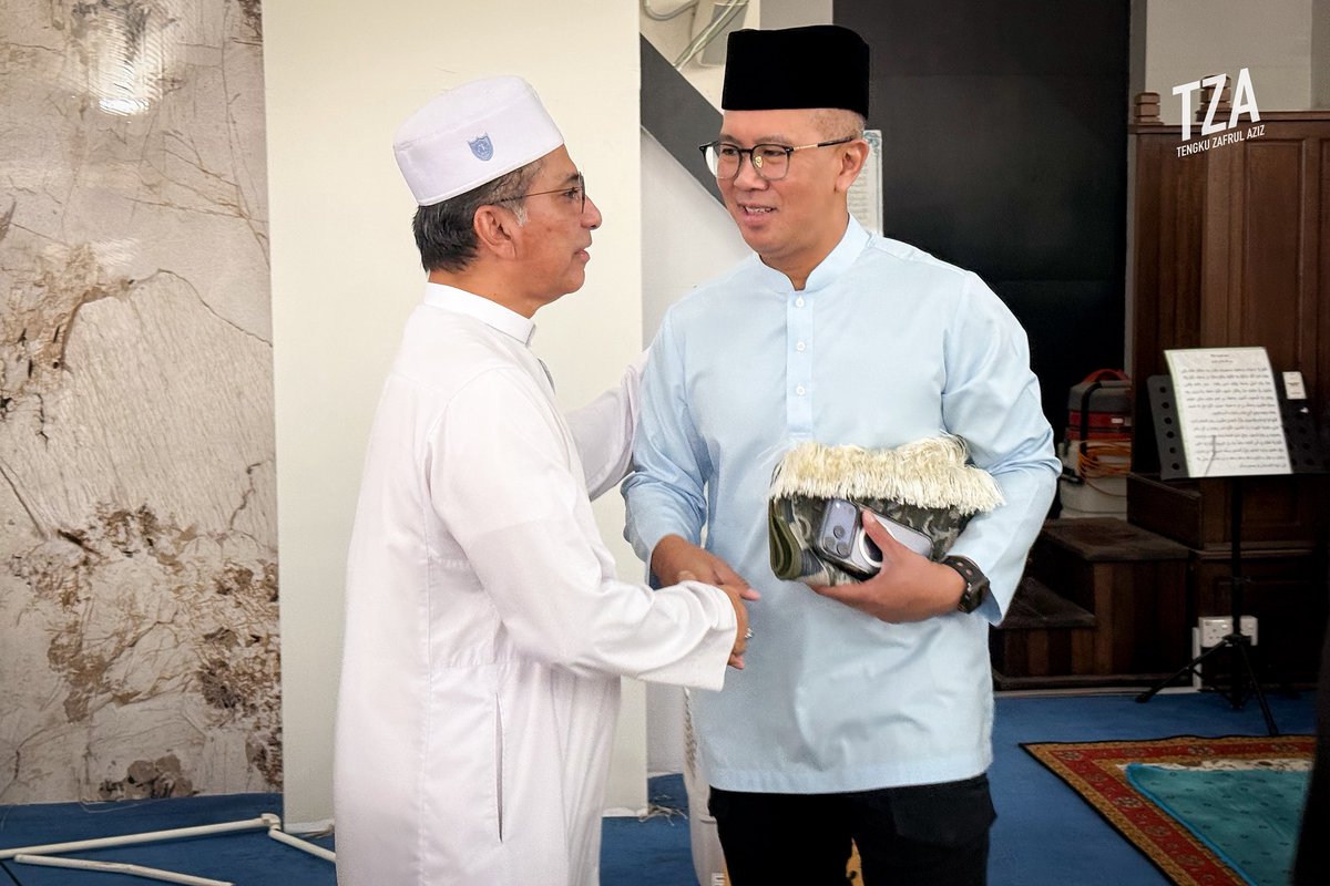 tzafrul_aziz's tweet photo. Dari masjid ke kopitiam.

Saya memulakan program di Gambir dengan Solat Jumaat bersama Ahli Parlimen Ledang, YB Syed Ibrahim Syed Noh, dan perbincangan bersama pengurusan Masjid Bukit Gambir mengenai keperluan masyarakat setempat.

Selepas itu, saya menyertai calon Pakatan Harapan DUN Gambir, Saudara Mohd Nor Mohd Yusof, untuk bertemu peniaga dan penduduk di sekitar kawasan ini. Setiap perbualan memberi gambaran yang lebih jelas tentang keutamaan rakyat Gambir. Ada yang berkongsi cabaran berniaga, ada yang bercakap tentang peluang pekerjaan, kemudahan setempat dan harapan mereka untuk masa depan kawasan ini.

Saudara Mohd Nor adalah seorang yang memilih untuk turun padang dan membina hubungan dengan masyarakat jauh lebih awal sebelum dinamakan sebagai calon. Kesungguhan beliau mendengar, memahami dan menyelesaikan isu-isu rakyat inilah yang amat diperlukan oleh warga Gambir.

Saya percaya Gambir memerlukan seorang wakil rakyat yang rajin turun padang, mudah didekati dan benar-benar memahami keperluan penduduk. Insya-Allah, dengan sokongan rakyat Gambir, Saudara Mohd Nor dapat membawa semangat itu ke Dewan Undangan Negeri.

#TZA #PRNJohor #PakatanHarapan #Gambir #DUNGambir #MohdNorMohdYusof