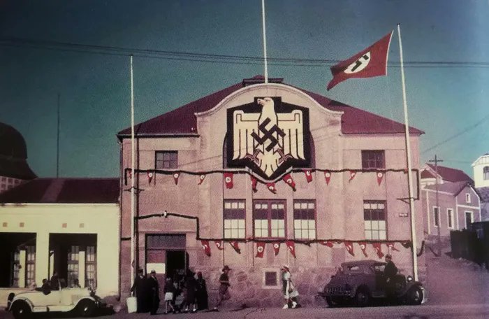 DaniMayakovski's tweet photo. Peter Thiel, fundador de Palantir, creció en Swakopmund, una ciudad nazi colonial alemana en la costa de Namibia, junto a la ciudad de Luderizt, hasta los 90 todavía había esvásticas, se celebraba el cumpleaños de Hitler y los habitantes se saludaban con "Heil Hitler".

Las ciudades costeras namibias coloniales alemanas de Swakopmund y Lüderitz fueron claves en el primer genocidio del siglo XX, perpetrado por Alemania contra los pueblos Herero y Nama, cuyas atrocidades sirvieron de modelo para los campos de concentración nazis 3 décadas después.