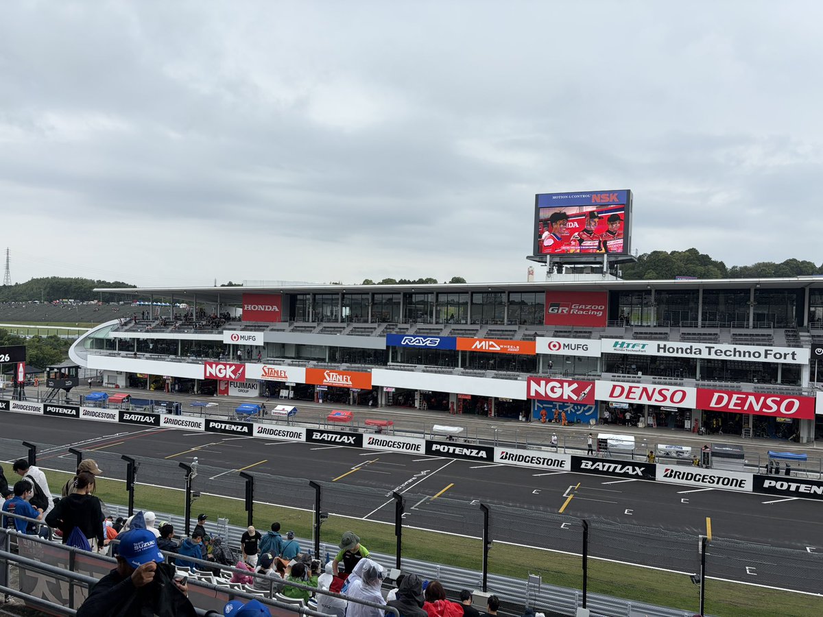 tuomoto's tweet photo. トップ10トライアル中止😭
#鈴鹿８耐 https://t.co/ccZx8g6aNr