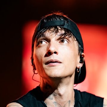 trash_italiano's tweet photo. Oggi si terrà il maxi concerto di Ultimo a Tor Vergata. Attese 250.000 persone. https://t.co/p9fTIXobmB