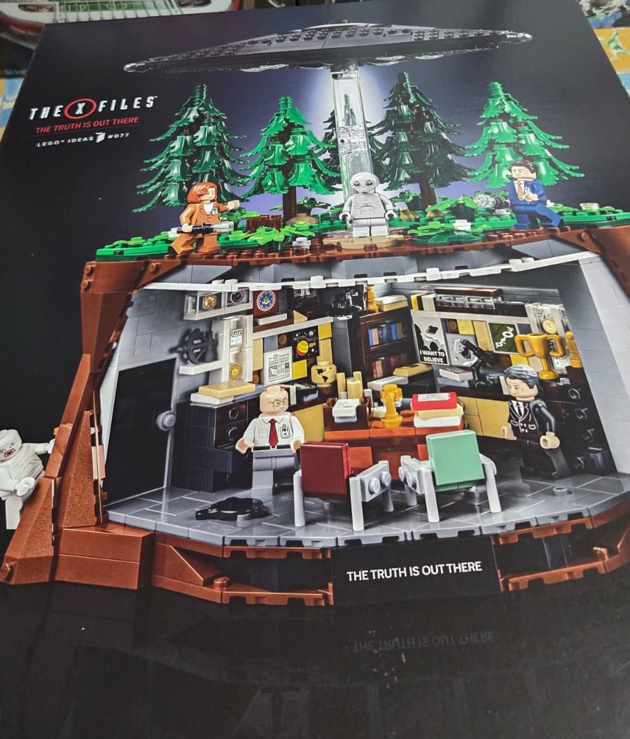 BrickTapNews's tweet photo. LEGO Ideas 21369 The X-Files. Releases August 1st for $200 USD! https://t.co/MAl5X07CaA