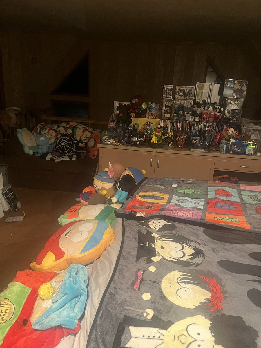 enirojram's tweet photo. bedroom of a 20 yr old regret https://t.co/fIe6HOn9Or