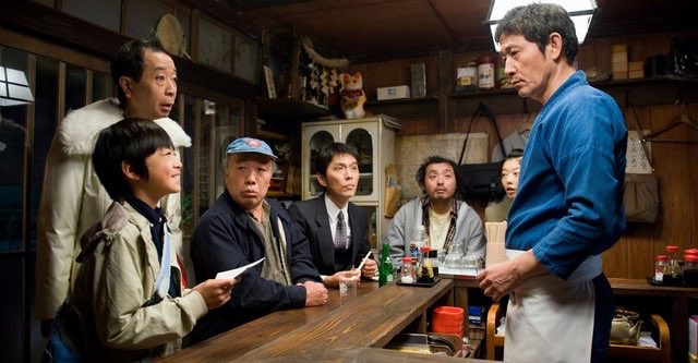 TarizSolis's tweet photo. Karena bentar lagi cabut dari Netflix, akhirnya mutusin rewatch Midnight Diner yg masih jadi series slice of life humanis yg selalu bisa diandalkan saat butuh rasa nyaman usai hari yg melelahkan, alasan buat menangis, atau resep masakan rumahan nan lezat. Lihat orang nongkrong, makan dengan lahap & curhat nggak pernah sehangat ini!

Di tiap episode yg durasinya cuma 20 menitan, kita dipertemukan dengan ragam karakter dari berbagai latar belakang yg nemuin safe space di satu kedai makan sederhana yg buka dari tengah malam sampai jam 7 pagi. Di sana mereka bebas request makanan apapun (asal ada bahan & masaknya nggak ribet), bersantai ria sambil meneguk minuman, sampai sharing panjang lebar soal masalah hidupnya ke orang asing tanpa takut dihakimi.