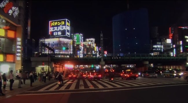TarizSolis's tweet photo. Karena bentar lagi cabut dari Netflix, akhirnya mutusin rewatch Midnight Diner yg masih jadi series slice of life humanis yg selalu bisa diandalkan saat butuh rasa nyaman usai hari yg melelahkan, alasan buat menangis, atau resep masakan rumahan nan lezat. Lihat orang nongkrong, makan dengan lahap & curhat nggak pernah sehangat ini!

Di tiap episode yg durasinya cuma 20 menitan, kita dipertemukan dengan ragam karakter dari berbagai latar belakang yg nemuin safe space di satu kedai makan sederhana yg buka dari tengah malam sampai jam 7 pagi. Di sana mereka bebas request makanan apapun (asal ada bahan & masaknya nggak ribet), bersantai ria sambil meneguk minuman, sampai sharing panjang lebar soal masalah hidupnya ke orang asing tanpa takut dihakimi.
