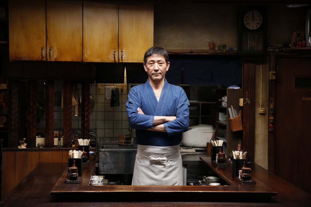 TarizSolis's tweet photo. Karena bentar lagi cabut dari Netflix, akhirnya mutusin rewatch Midnight Diner yg masih jadi series slice of life humanis yg selalu bisa diandalkan saat butuh rasa nyaman usai hari yg melelahkan, alasan buat menangis, atau resep masakan rumahan nan lezat. Lihat orang nongkrong, makan dengan lahap & curhat nggak pernah sehangat ini!

Di tiap episode yg durasinya cuma 20 menitan, kita dipertemukan dengan ragam karakter dari berbagai latar belakang yg nemuin safe space di satu kedai makan sederhana yg buka dari tengah malam sampai jam 7 pagi. Di sana mereka bebas request makanan apapun (asal ada bahan & masaknya nggak ribet), bersantai ria sambil meneguk minuman, sampai sharing panjang lebar soal masalah hidupnya ke orang asing tanpa takut dihakimi.
