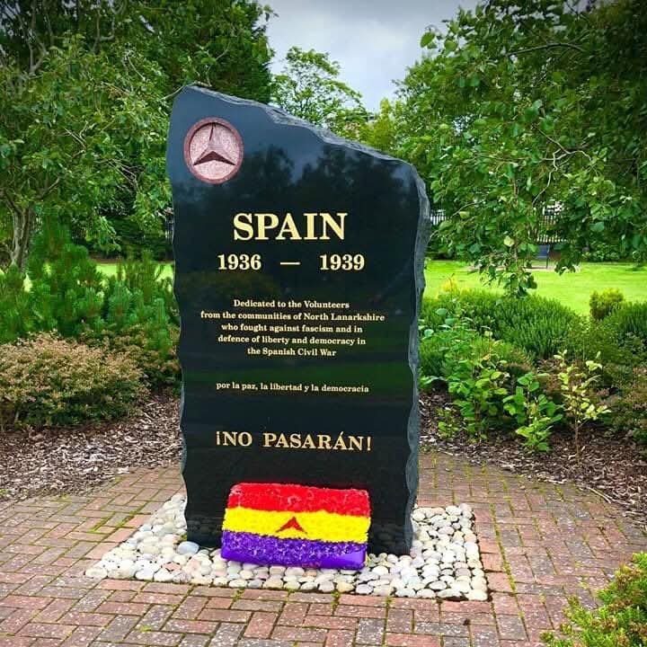 ecorepublicano's tweet photo. Monumento dedicado a las Brigadas Internacionales que lucharon contra el fascismo, North Lanarkshire (Escocia). https://t.co/BRQhyTh6OR