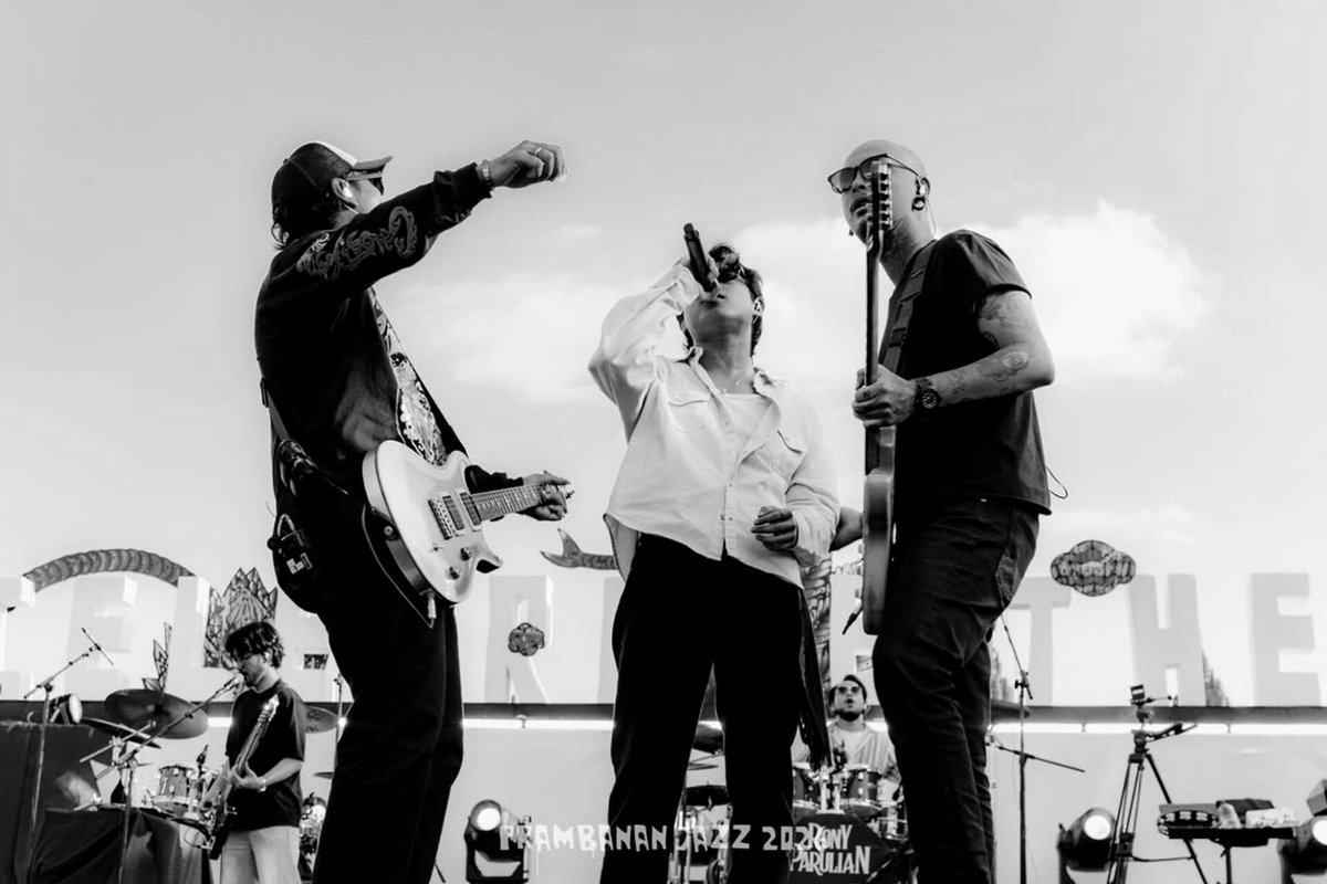 bchrna's tweet photo. — “that raspy voice hits completely different live!” • rony parulian at prambanan jazz https://t.co/05X6dBynmf