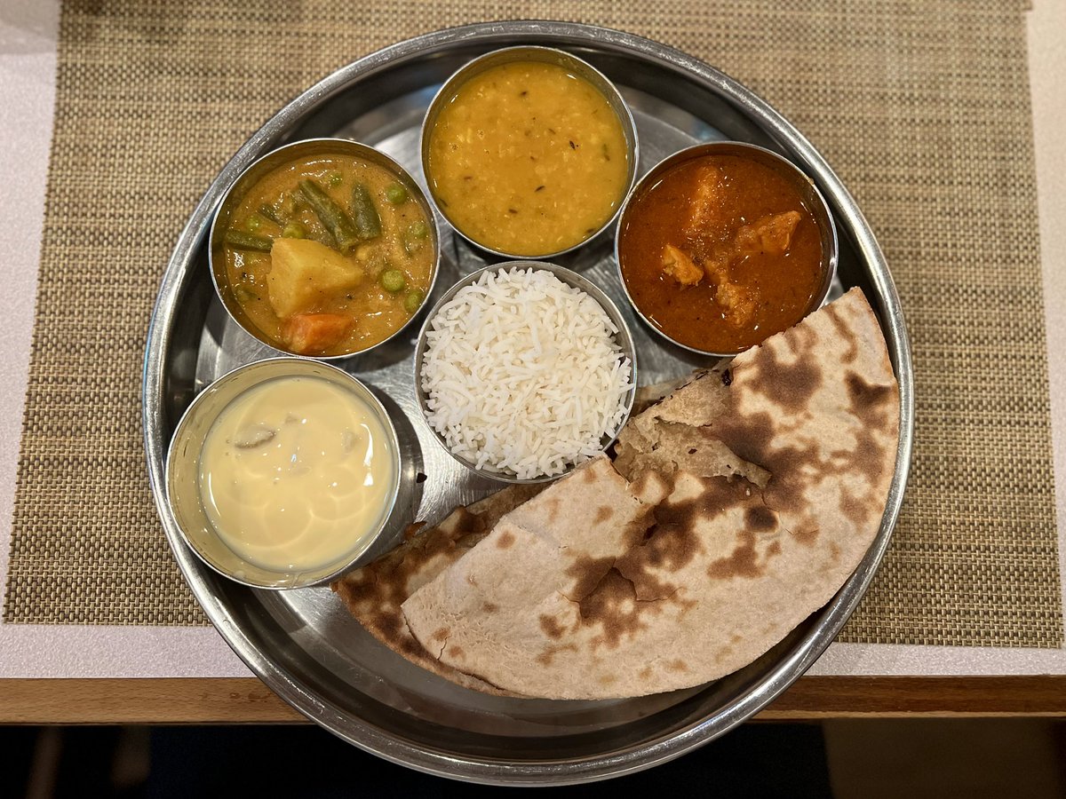 currytrip's tweet photo. 六本木仕事の時のお楽しみ、インド料理店スワガットで、ダル、スパイシーチキン、ベジコルマに、タンドールロティ。バランス的にはフルカなのかもだけど、今日はロティを選択。このちょっと日常っぽいインド料理に、お連れした方もおいしいと言ってくれました。 https://t.co/cgYFvlqnqH