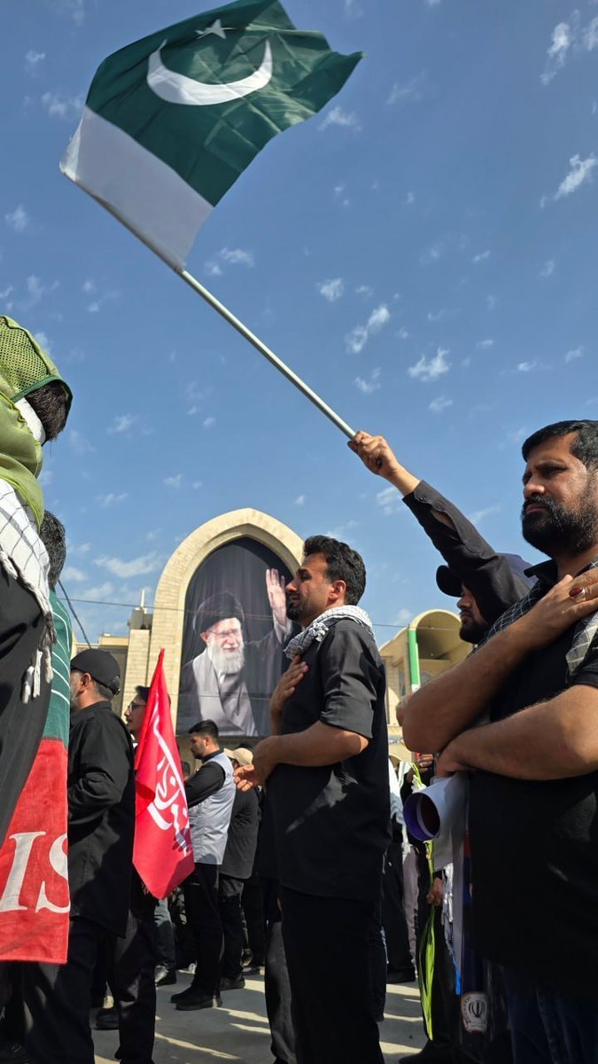 RdaZadh47312's tweet photo. نامت که هیچ عشقت هم فراتراز ایران است.حضور برادران پاکستانی در مراسم تشییع رهبرشهید ایران.
#باید_برخاست 
#خمینی_مشهد https://t.co/WAeJCUJKc5