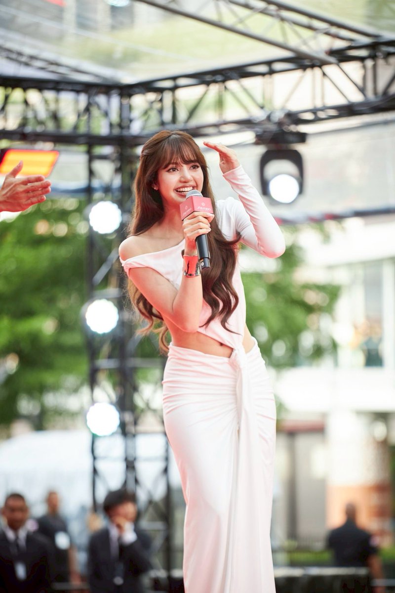 Centralnews's tweet photo. ไหน ใครเรียกน้องลิซคะ

#ห้างเซ็นทรัลมีLISAแล้ว
#LISAxSHISEIDO 
#LISAwithULTIMUNE
#SHISEIDO 
#ULTIMUNE 
#ULTIMUNESTUDIOatCENTRALWORLD https://t.co/eGdMke02Bu
