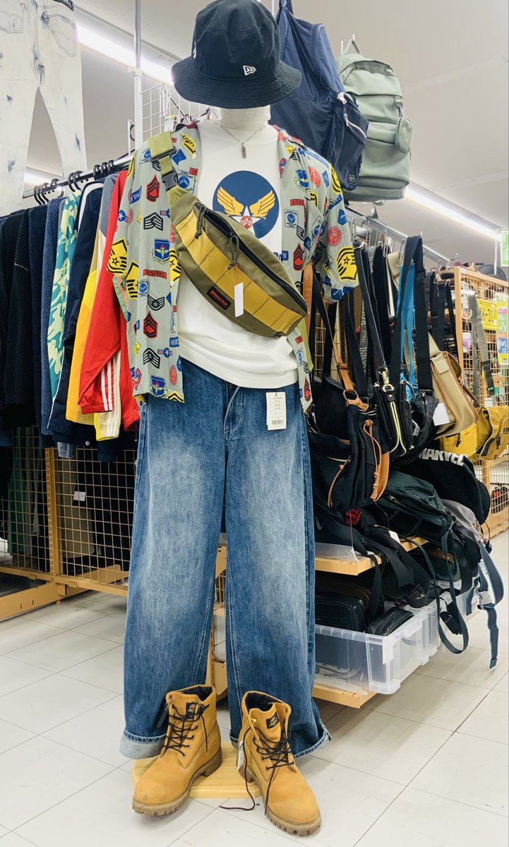off_higakoshi's tweet photo. 🧢メンズ売り場再び👟✨
メンズコーデ一新しました🌴👕
アロハシャツやストリート系アイテムなど、これからの季節にぴったりなアイテム展開中です♪
売り場も少しレイアウト変更しましたので、ご来店の際はぜひチェックしてみてください☺️
#オフハウス東越谷店
#メンズ
#夏コーデ https://t.co/9q27uy1vxw