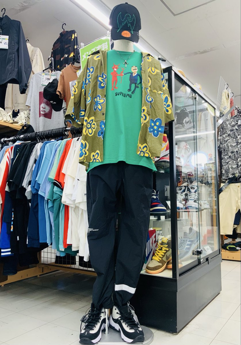 off_higakoshi's tweet photo. 🧢メンズ売り場再び👟✨
メンズコーデ一新しました🌴👕
アロハシャツやストリート系アイテムなど、これからの季節にぴったりなアイテム展開中です♪
売り場も少しレイアウト変更しましたので、ご来店の際はぜひチェックしてみてください☺️
#オフハウス東越谷店
#メンズ
#夏コーデ https://t.co/9q27uy1vxw