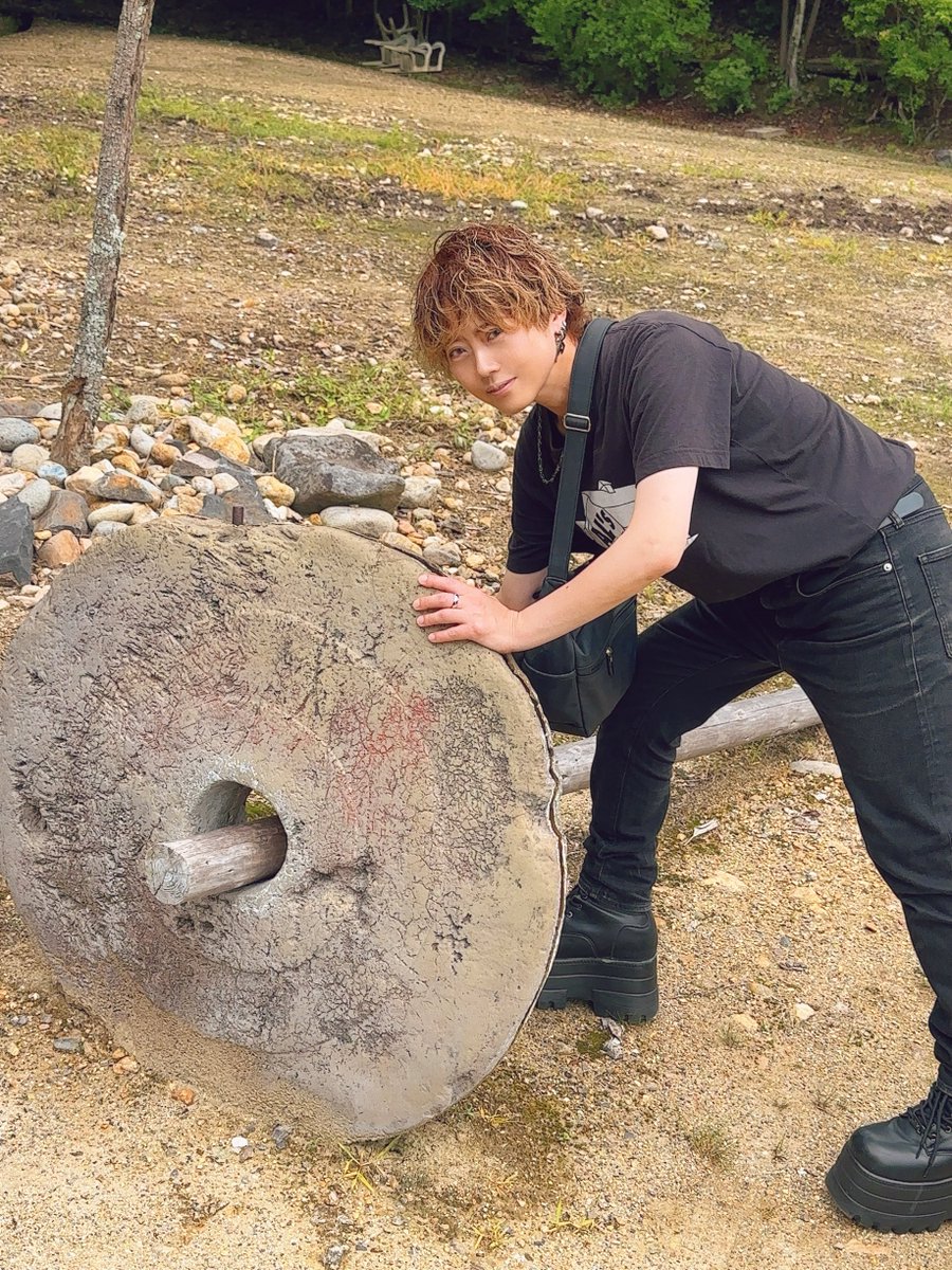 TarouYuuki89's tweet photo. ミクロネシアのヤップ島の長からお金をもらった💰

どうやって持って帰ろうかな、、
#一日一嘘
#毎日がエイプリルフール https://t.co/Owdl5ZbF5p
