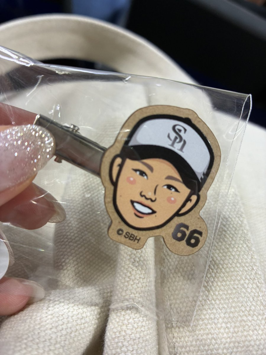 __w_w__b's tweet photo. 若鷹ガチャ　前髪クリップ交換してくださる方を探しています。

譲） 66
求) 10 or 33

本日現地での交換希望です💌

#若鷹ガチャ交換
#sbhawks https://t.co/5jmIa4tDgu