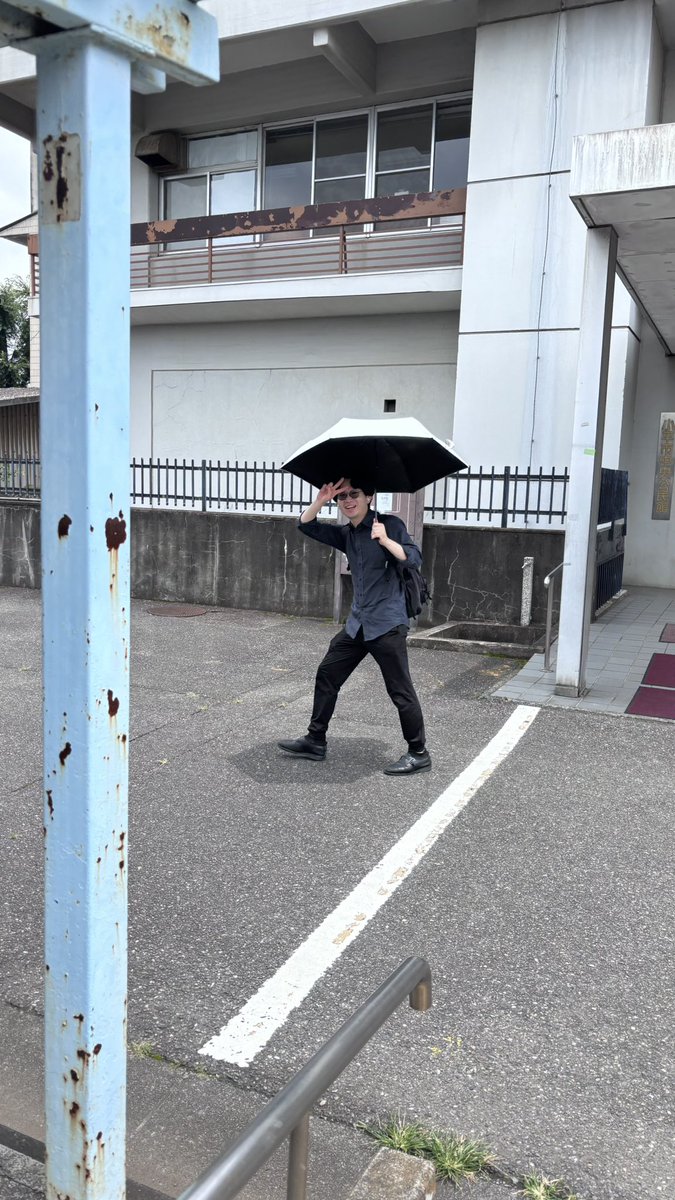 Happypenguinbr1's tweet photo. ご自身の日焼け対策について合奏中に語ってくれた指揮者さんのお帰りのスタイルがコチラです😌😌 https://t.co/TFKDWVNooT