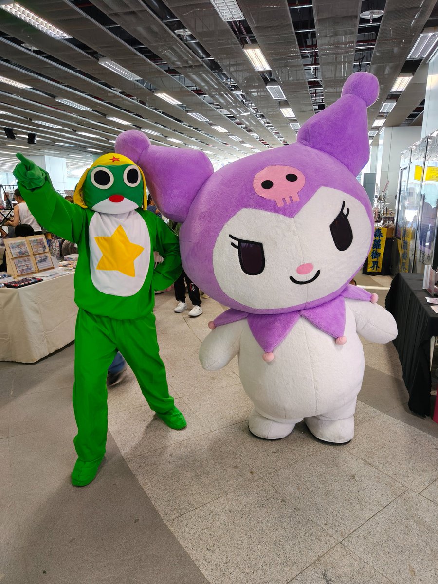 Keroro_3's tweet photo. Keroro來高雄車站參加高雄動漫城 2026年7月場活動,逛動漫市集時發現朋友扮成酷洛米(Kuromi),過來跟他合照。
#酷洛米 #Kuromi #クロミ #高雄動漫城 #KACG #WingStage #ウィングステージ #高雄車站 #高雄 #Kaohsiung #Keroro #Keroro軍曹 #ケロロ軍曹 #KeroroGunso #cosplay https://t.co/kPRUt40M83