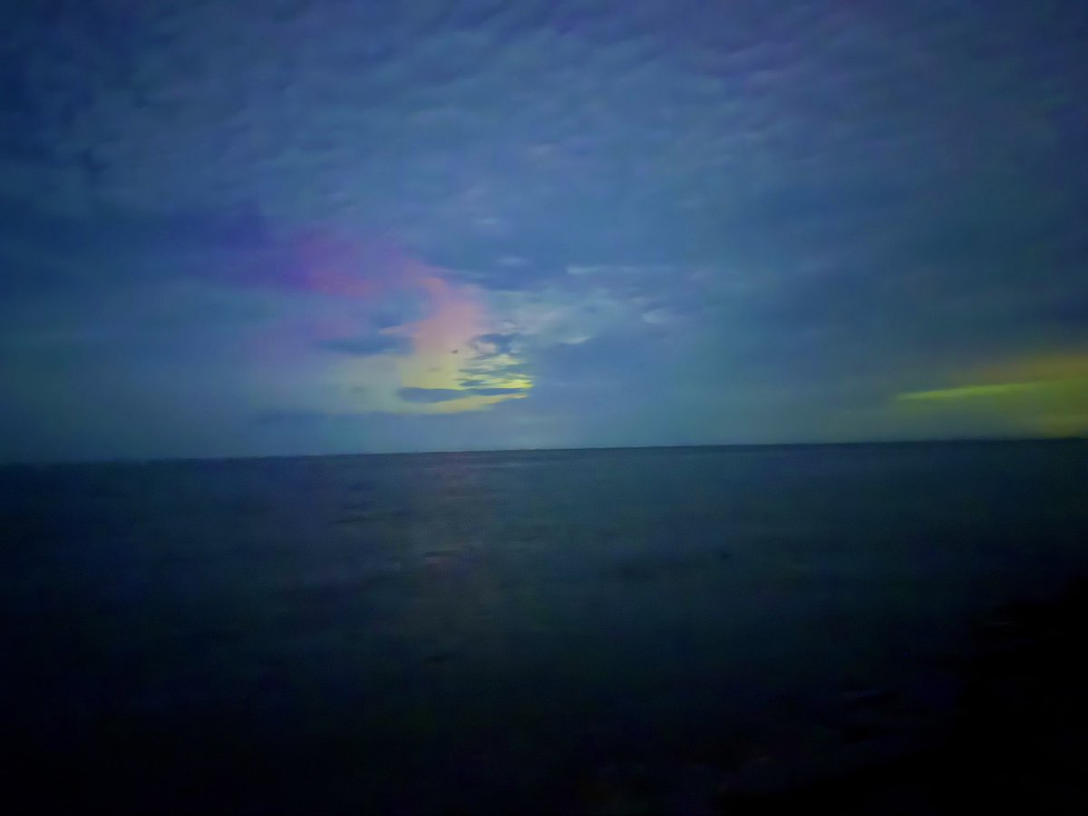 UpstateChaser's tweet photo. Northern lights seen from Mannsville, NY over Lake Ontario #nywx https://t.co/lnsGMVyVbU