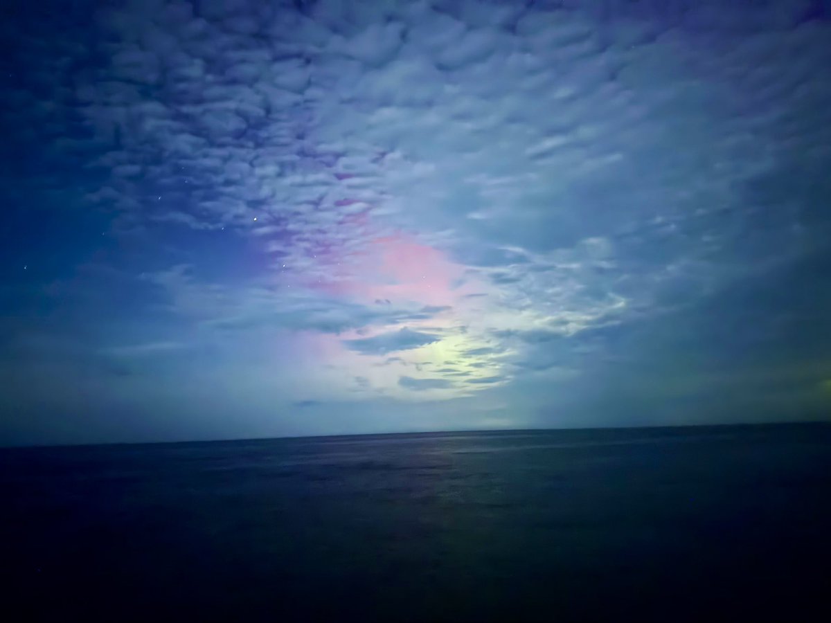 UpstateChaser's tweet photo. Northern lights seen from Mannsville, NY over Lake Ontario #nywx https://t.co/lnsGMVyVbU